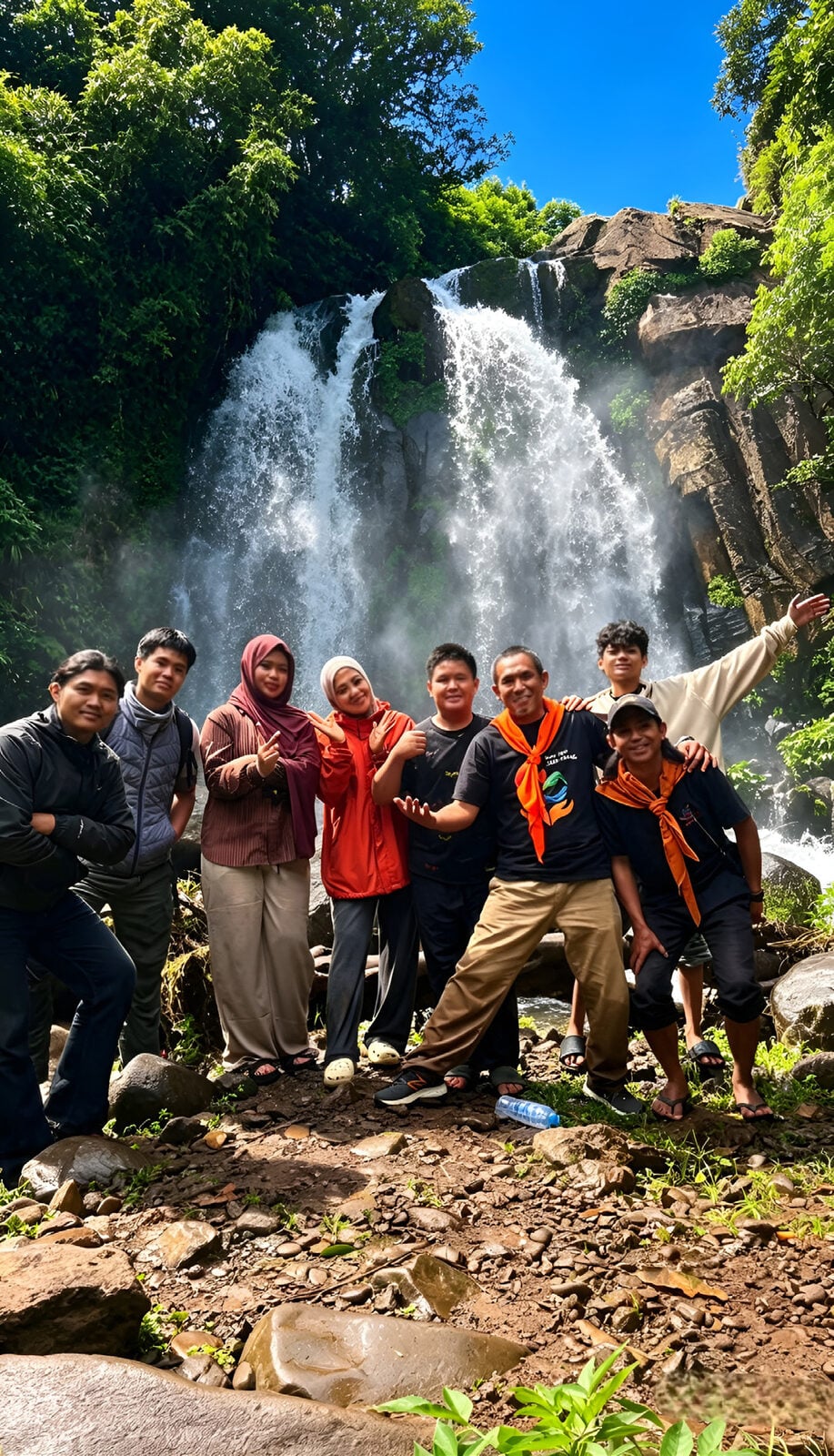 Kebersamaan tim SAR UNHAS di kaki air terjun.