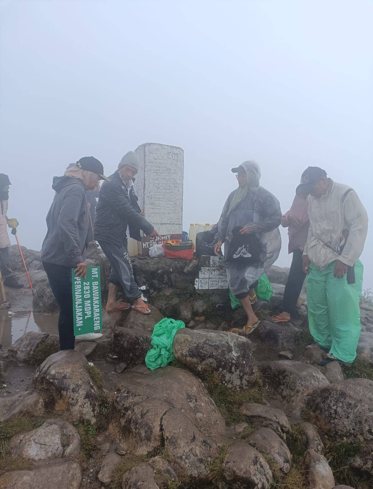 Anggota SAR UNHAS di puncak berkabut dalam sebuah operasi.