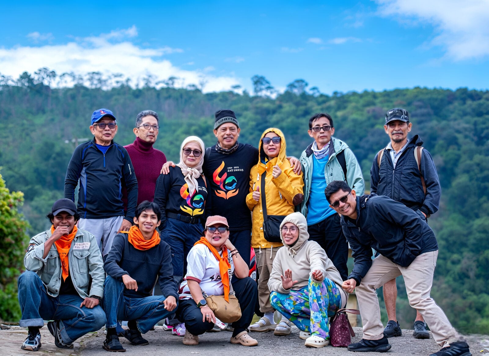 Senior dan pengurus SAR UNHAS.
