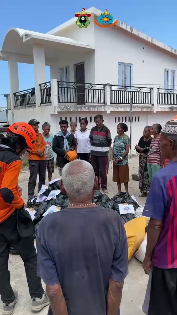 SRU SAR UNHAS Salurkan Bantuan Logistik untuk Warga Terdampak di Sikka, NTT